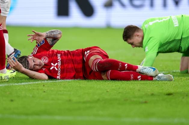 26 10 2024, Football, Fortuna Düsseldorf 1 FC Kaiserslautern, 2 Bundesliga, Merkur Spiel Arena, Saison 2024 2025 Dawid Kownacki Fortuna Düsseldorf 24 lies on the pitch in pain after being fouled by goalkeeper Julian Krahl FCK 1 and requires medical attention DFB regulations prohibit any use of photographs as image sequences and or quasi video North Rhine-Westphalia Germany