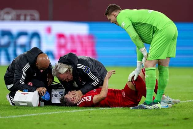 26 10 2024, Football, Fortuna Düsseldorf 1 FC Kaiserslautern, 2 Bundesliga, Merkur Spiel Arena, Saison 2024 2025 Dawid Kownacki Fortuna Düsseldorf 24 lies on the pitch in pain after being fouled by goalkeeper Julian Krahl FCK 1 and requires medical attention DFB regulations prohibit any use of photographs as image sequences and or quasi video North Rhine-Westphalia Germany