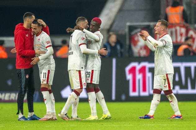 26 10 2024, Football 2 Bundesliga, Season 2024 2025, Matchday 10, Fortuna Düsseldorf vs 1 FC Kaiserslautern in the Merkur Spiel Arena in Düsseldorf The Lauterer players fall into each others arms with joy after the victory Important note According to the regulations of the DFL German Football League or the DFB German Football Association, it is prohibited to use or have used photographs taken in the stadium and or from the match in the form of sequential images and or video-like photo series Photo Kirchner Media TH Copyright: xKirchner-Media THx