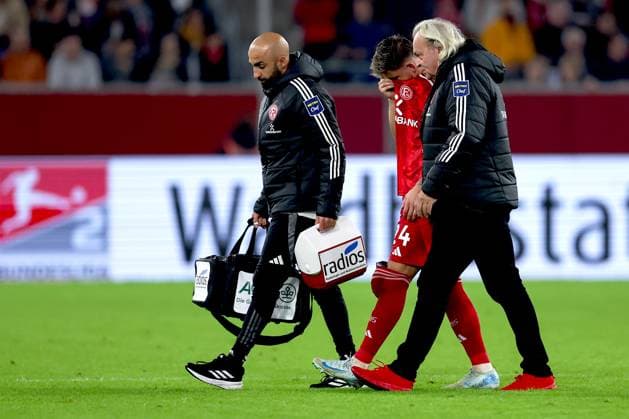 26 10 2024, Football, Fortuna Düsseldorf 1 FC Kaiserslautern, 2 Bundesliga, Merkur Spiel Arena, Season 2024 2025 Dawid Kownacki Fortuna Düsseldorf 24 must leave the pitch injured Violation DFB regulations prohibit any use of photographs as image sequences and or quasi video North Rhine-Westphalia Germany