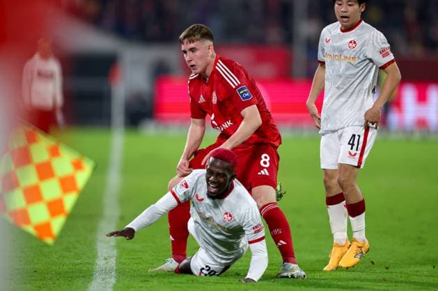 26 10 2024, Football, Fortuna Düsseldorf 1 FC Kaiserslautern, 2 Bundesliga, Merkur Spiel Arena, Season 2024 2025 Isak Johannesson Fortuna Düsseldorf 8 vs Richmond Tachie FCK 29 DFB regulations prohibit any use of photographs as image sequences and or quasi video Nordrhein Westfalen Germany