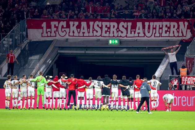 26 10 2024, Football, Fortuna Düsseldorf 1 FC Kaiserslautern, 2 Bundesliga, Merkur Spiel Arena, Season 2024 2025 Final cheer after the 4 3 victory of the team from DFB regulations prohibit any use of photographs as image sequences and or quasi video Nordrhein Westfalen Germany