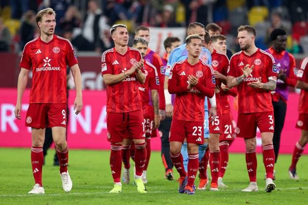 26 10 2024, Football, Fortuna Düsseldorf 1 FC Kaiserslautern, 2 Bundesliga, Merkur Spiel Arena, Season 2024 2025 Disappointed faces at Fortuna after the defeat Vincent Vermeij Fortuna Düsseldorf 9 Felix Klaus Fortuna Düsseldorf 11 Shinta Appelkamp Fortuna Düsseldorf 23 thank the fans after the match DFB regulations prohibit any use of photographs as image sequences and or quasi video North Rhine-Westphalia Germany