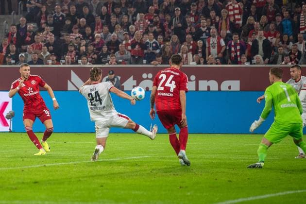 26 10 2024, Soccer 2 Bundesliga, Season 2024 2025, Matchday 10, Fortuna Düsseldorf vs 1 FC Kaiserslautern in the Merkur Spiel Arena in Düsseldorf Jona Niemiec Fortuna Duesseldorf, 18 has pulled away and Jannis Heuer 1 FC Kaiserslautern, 24 tries to block the ball Important note According to the regulations of the DFL German Football League and the DFB German Football Association, it is prohibited to use or have used photographs taken in the stadium or of the match in the form of sequential images or video-like photo series Foto Kirchner Media TH Copyright: xKirchner-Media THx