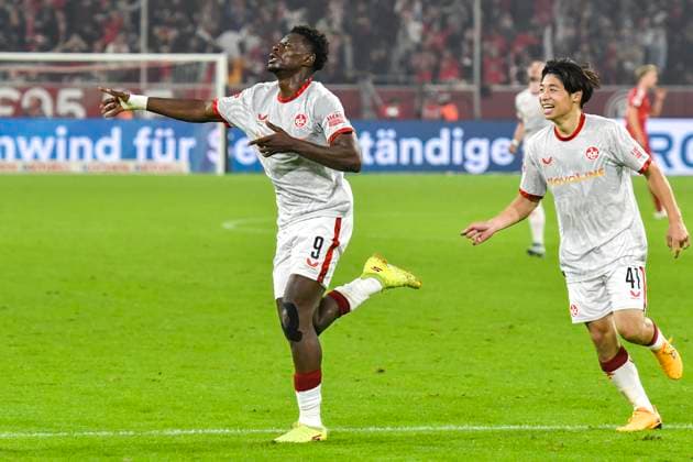 Ragnar Ache Kaiserslautern 9 cheers after scoring 2 3, Daisuke Yokota Kaiserslautern 41 li 26 10 2024 Soccer Fortuna Duesseldorf vs 1 FC Kaiserslautern , Merkur Spiel Arena, Duesseldorf, DFB DFL REGULATIONS PROHIBIT ANY USE OF PHOTOGRAPHS AS IMAGE SEQUENCES AND OR QUASI VIDEO NRW Germany Copyright: xpepphotox xHorstxMauelshagenx pep00321, pep_20241026_hm_3773