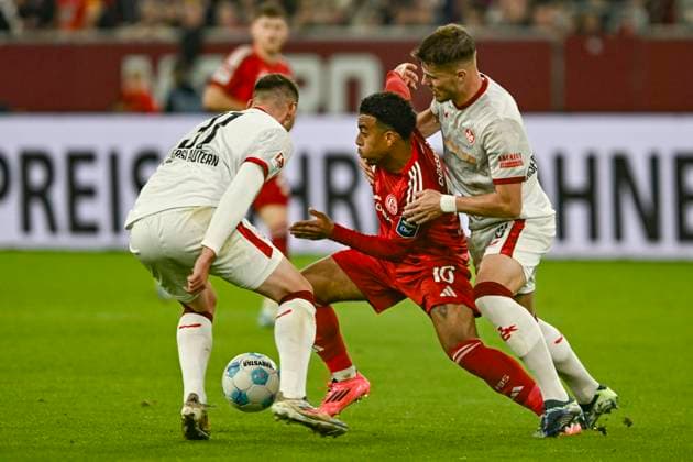 v li fighting for the ball Luca Sirch Kaiserslautern 31 van Brederode Duesseldorf 10 Jan Elvedi Kaiserslautern 33 26 10 2024 Soccer Fortuna Duesseldorf vs 1 FC Kaiserslautern , Merkur Spiel Arena, Duesseldorf, DFB DFL REGULATIONS PROHIBIT ANY USE OF PHOTOGRAPHS AS IMAGE SEQUENCES AND OR QUASI VIDEO NRW Germany Copyright: xpepphotox xHorstxMauelshagenx pep00321, pep_20241026_hm_3570