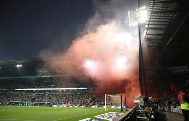 Bilder des Jahres 2024, Sport 10 Oktober Sport Themen der Woche KW43 Sport Bilder des Jahres Foto : Feuerwerk der Leverkusener Fans Fussball 1. Bundesliga am Sa. 26.10.2024 Werder Bremen - Bayer 04 Leverkusen 2 - 2 *** Photo Fireworks of the Leverkusen fans Soccer 1 Bundesliga on Sat 26 10 2024 Werder Bremen Bayer 04 Leverkusen 2 2