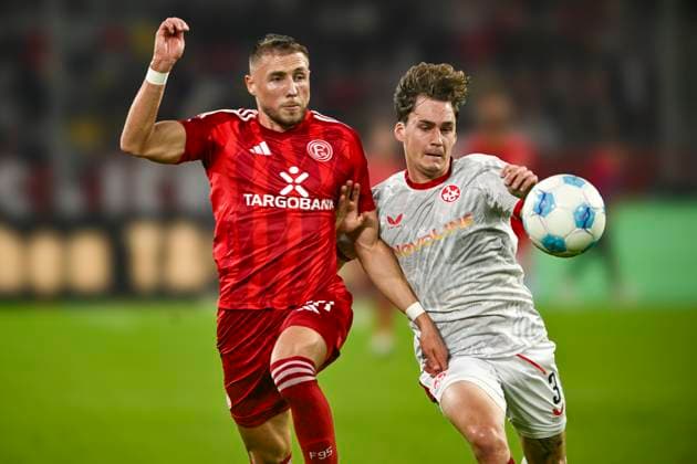 v li fighting for the ball Jona Niemiec Duesseldorf 18 Florian Kleinhansl Kaiserslautern 3 26 10 2024 Soccer Fortuna Duesseldorf vs 1 FC Kaiserslautern , Merkur Spiel Arena, Duesseldorf, DFB DFL REGULATIONS PROHIBIT ANY USE OF PHOTOGRAPHS AS IMAGE SEQUENCES AND OR QUASI VIDEO NRW Germany Copyright: xpepphotox xHorstxMauelshagenx pep00321, pep_20241026_hm_3498