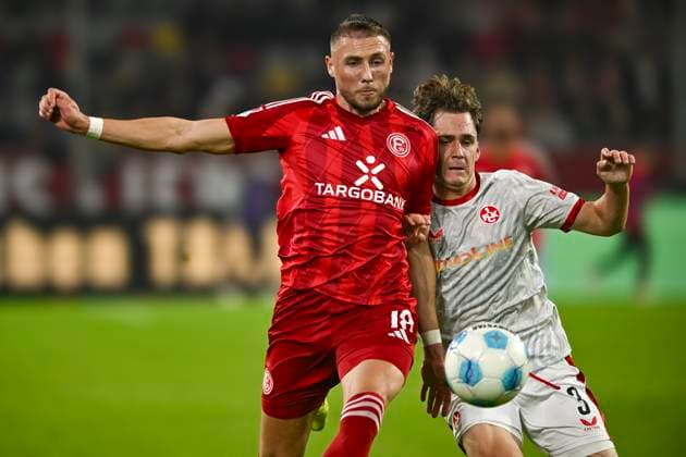 v li fighting for the ball Jona Niemiec Duesseldorf 18 Florian Kleinhansl Kaiserslautern 3 26 10 2024 Soccer Fortuna Duesseldorf vs 1 FC Kaiserslautern , Merkur Spiel Arena, Duesseldorf, DFB DFL REGULATIONS PROHIBIT ANY USE OF PHOTOGRAPHS AS IMAGE SEQUENCES AND OR QUASI VIDEO NRW Germany Copyright: xpepphotox xHorstxMauelshagenx pep00321, pep_20241026_hm_3500