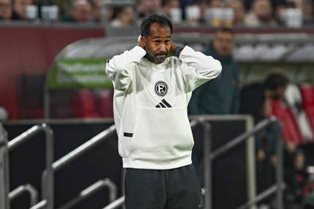 Daniel Thioune Duesseldorf dissatisfied disappointed dejected frustrated, 26 10 2024 Soccer Fortuna Duesseldorf vs 1 FC Kaiserslautern , Merkur Spiel Arena, Duesseldorf, DFB DFL REGULATIONS PROHIBIT ANY USE OF PHOTOGRAPHS AS IMAGE SEQUENCES AND OR QUASI VIDEO NRW Germany Copyright: xpepphotox xHorstxMauelshagenx pep00321, pep_20241026_hm_3510
