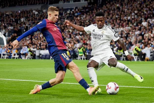 October 26, 2024, Madrid, Madrid, Spain: Vinicius Jr of Real Madrid CF and Fermin Lopez of FC Barcelona, Barca during La Liga football match between Real Madrid CF v FC Barcelona at Santiago Bernabeu Stadium in Madrid, Spain, October 26, 2024 Madrid Spain - ZUMAa206 20241026_zsp_a206_043 Copyright: xRubenxAlbarranx