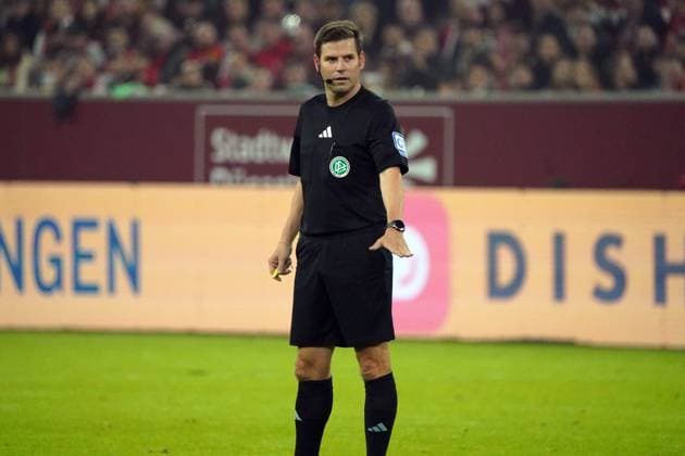 Soccer, 2 BL Season 2024 2025 Fortuna Düsseldorf vs 1 FC Kaiserslautern ,26 10 2024, Merkur Spiel Arena Düsseldorf , Frank Willenborg Referee action, single picture