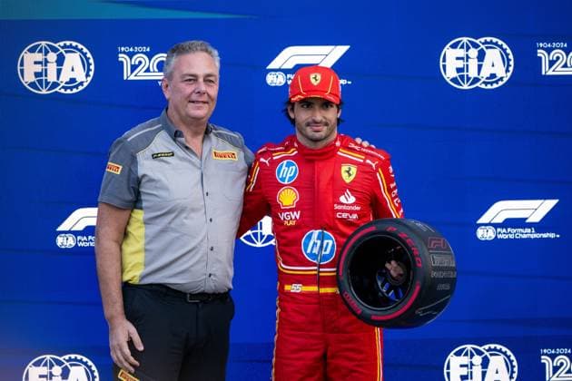 Carlos Sainz Scuderia Ferrari HP, Spain, 55 receives the Pirelli Pole Position Award for 1st place from Mario Isola Pirelli Head of Motorsport, MEX, Formula 1 World Championship, Mexico City Grand Prix, Autodromo Hermanos Rodriguez, Qualifying, 26 10 2024 MEX, Formula 1 World Championship, Mexico City Grand Prix, Autodromo Hermanos Rodriguez, Qualifying, 26 10 2024 Mexico City Copyright: xEibner-Pressefoto Memmlerx EP_MMR