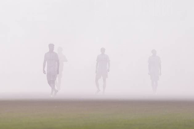 Sport Themen der Woche KW43 Sport Bilder des Jahres Spieler verschwinden im Pyronebel, Fans und Ultras aus Freiburg boykottieren das Bundesliga Spiel bei RB Leipzig und unterstützen stattdessen die zweite Mannschaft beim Auswärtsspiel, Red Bull, Boykott, Protest, Kommerzialisierung, Pyrotechnik, Rauch , Fussball, Regionalliga Südwest, 14.Spieltag, 2024 2025, 1. Göppinger SV vs. SC Freiburg II, 26.10.2024, Stadion an der Hohenstaufenstraße, Göppingen, Deutschland DFB REGULATIONS PROHIBIT ANY USE OF PHOTOGRAPHS AS IMAGE SEQUENCES AND OR QUASI-VIDEO. Göppingen Stadion an der Hohenstaufenstra Baden-Wuerttemberg Deutschland *** Players disappear in pyrone fog, fans and Ultras from Freiburg boycott the Bundesliga match at RB Leipzig and instead support the second team at the away match, Red Bull, boycott, protest, commercialization, pyrotechnics, smoke, football, Regionalliga Südwest, 14 Matchday, 2024 2025, 1 Göppinger SV vs SC Freiburg II, 26 10 2024, Stadion an der Hohenstaufenstraße, Göppingen, Germany DFB REGULATIONS PROHIBIT ANY USE OF PHOTOGRAPHS AS IMAGE SEQUENCES AND OR QUASI VIDEO Göppingen Stadion an der Hohenstaufenstra Baden Wuerttemberg Germany Copyright: xArnexAmbergx