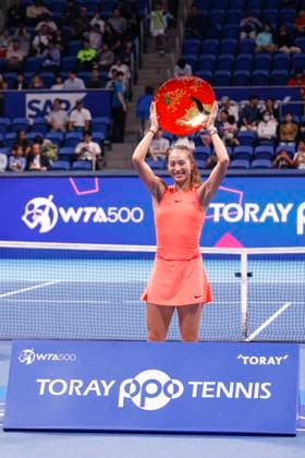October 27, 2024, Tokyo, Japan: Qinwen ZHENG (CHN) celebrates after winning the Singles Final match against Sofia KENIN (USA) during the Toray Pan Pacific Open Tennis Tournament 2024 at the Ariake Coliseum. Zheng won 7-6(5), 6-3. Tokyo Japan - ZUMAm191 20241027_aap_m191_002 Copyright: xRodrigoxReyesxMarinx