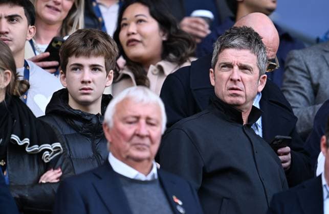 Bilder des Jahres 2024, Sport 10 Oktober Sport Themen der Woche KW43 Noel Gallagher in the crowd with his son Donovan Manchester City v Southampton, Premier League, Football, Etihad Stadium, Manchester, UK - 26 Oct 2024 EDITORIAL USE ONLY No use with unauthorised audio, video, data, fixture lists, club league logos or live services. Online in-match use limited to 120 images, no video emulation. No use in betting, games or single club league player publications.  Copyright: xAnnaxGowthorpe Shutterstockx 14820988be