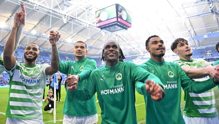 Sport Themen der Woche KW43 26.10.2024 - Fussball - Saison 2024 2025 - 2. Fussball - Bundesliga - 10. Spieltag: FC Schalke 04 - SpVgg Greuther Fürth ( Kleeblatt ) - Sportfoto Zink - xwoxzix - DFL regulations prohibit any use of photographs as image sequences and or quasi-video - only for editorial use - Mannschaft Team Fürth - Jubel Freude nach Spielende - Marlon Mustapha (8, SpVgg Greuther Fürth ) Maximilian Solomon Dietz (33, SpVgg Greuther Fürth ) Noel Futkeu (9, SpVgg Greuther Fürth ) Sacha Banse Bansé (6, SpVgg Greuther Fürth ) Reno Münz Muenz (5, SpVgg Greuther Fürth ) *** 26 10 2024 Fußball Saison 2024 2025 2 Fußball Bundesliga 10 Spieltag FC Schalke 04 SpVgg Greuther Fürth Kleeblatt Sportfoto Zink xwoxzix DFL regulations prohibit any use of photographs as image sequences and or quasi video only for editorial use Mannschaft Team Fürth Jubel Freude nach Spielende Marlon Mustapha 8, SpVgg Greuther Fürth Maximilian Solomon Dietz 33, SpVgg Greuther Fürth Noel Futkeu 9, SpVgg Greuther Fürth Sacha Banse Bansé 6, SpVgg Greuther Fürth Reno Münz Muenz 5, SpVgg Greuther Fürth