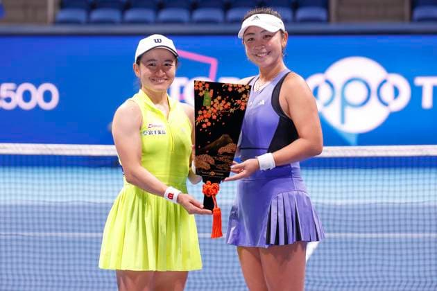 October 27, 2024, Tokyo, Japan: (L to R) Shuko AOYAMA and Eri HOZUMI winners of the Doubles Final match of the Toray Pan Pacific Open Tennis Tournament 2024 pose for the cameras during the award ceremony at the Ariake Coliseum. Aoyama and Hozumi won 6-4, 7-6 Tokyo Japan - ZUMAm191 20241027_aap_m191_027 Copyright: xRodrigoxReyesxMarinx