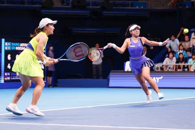 October 27, 2024, Tokyo, Japan: Eri HOZUMI (blue) and Shuko AOYAMA in action against Ena SHIBAHARA and Laura SIEGEMUND during the Doubles Final match of the Toray Pan Pacific Open Tennis Tournament 2024 pose for the cameras during the award ceremony at the Ariake Coliseum. Aoyama and Hozumi won 6-4, 7-6 Tokyo Japan - ZUMAm191 20241027_aap_m191_035 Copyright: xRodrigoxReyesxMarinx