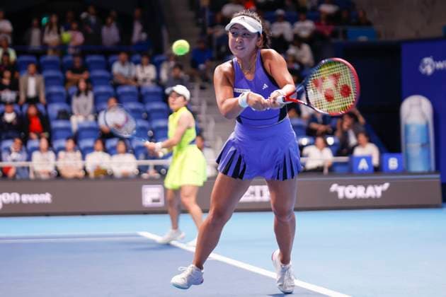 October 27, 2024, Tokyo, Japan: Eri HOZUMI (blue) and Shuko AOYAMA in action against Ena SHIBAHARA and Laura SIEGEMUND during the Doubles Final match of the Toray Pan Pacific Open Tennis Tournament 2024 pose for the cameras during the award ceremony at the Ariake Coliseum. Aoyama and Hozumi won 6-4, 7-6 Tokyo Japan - ZUMAm191 20241027_aap_m191_034 Copyright: xRodrigoxReyesxMarinx
