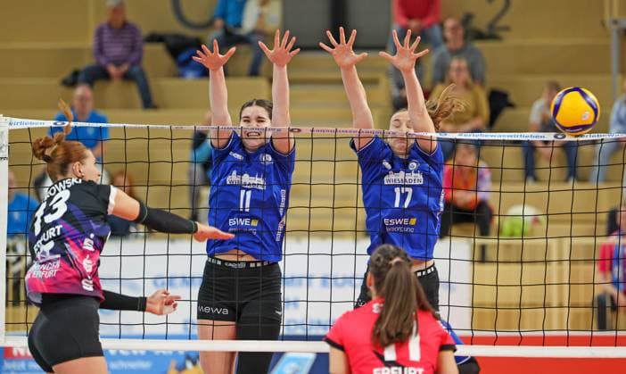 Volleyball 1 BL Women VC Wiesbaden Schwarz Weiß Erfurt 26 10 24, Lara Alyssa Darowski Erfurt , Celine Jebens, Rachel Joy Gomez VCW ,