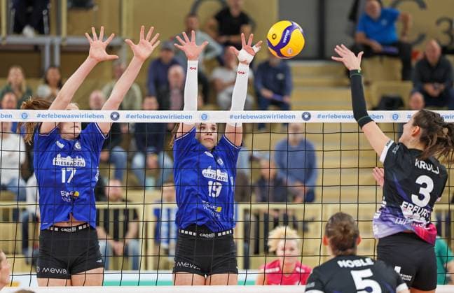 Volleyball 1 BL Women VC Wiesbaden Schwarz Weiß Erfurt 26 10 24, Rachel Joy Gomez, Greta Kiss VCW , Ana Krulj Erfurt ,