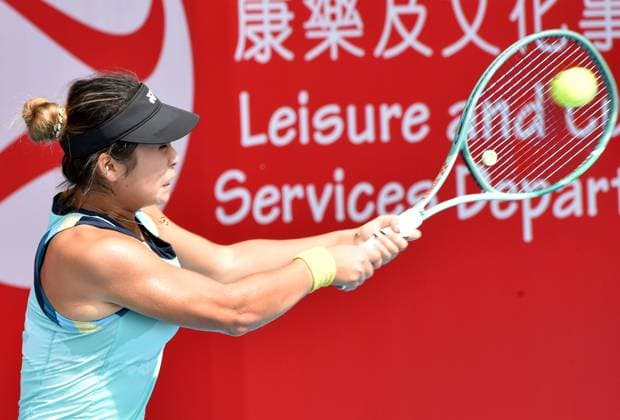 (241027) -- HONG KONG, Oct. 27, 2024 -- Shi Han hits a return during the women s singles qualifying match between Liang En-Shuo of Chinese Taipei and Shi Han of China at WTA250 Hong Kong Tennis Open in Hong Kong, south China, Oct. 27, 2024. (Photo by Xinhua) (SP)CHINA-HONG KONG-TENNIS WTA, Tennis Damen 250-WOMEN S SINGLES(CN) LoxPingxFai 