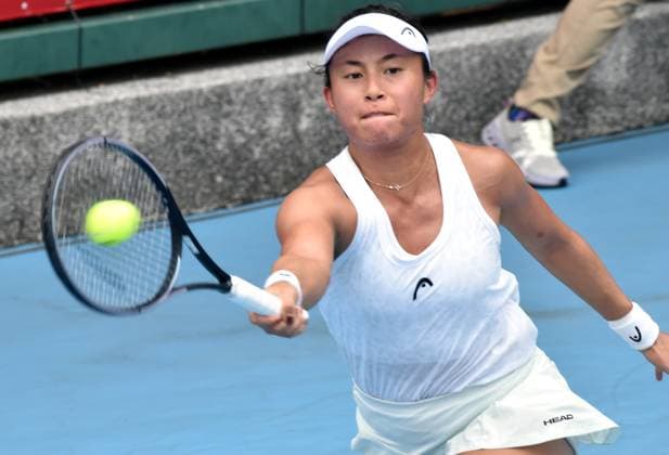 (241027) -- HONG KONG, Oct. 27, 2024 -- Carol Zhao hits a return the women s singles Qualifying match between and Carol Zhao of Canada and Gao Xinyu of China at WTA250 Hong Kong Tennis Open in Hong Kong, south China, Oct. 27, 2024. (Photo by Xinhua) (SP)CHINA-HONG KONG-TENNIS WTA, Tennis Damen 250-WOMEN S SINGLES(CN) LoxPingxFai 