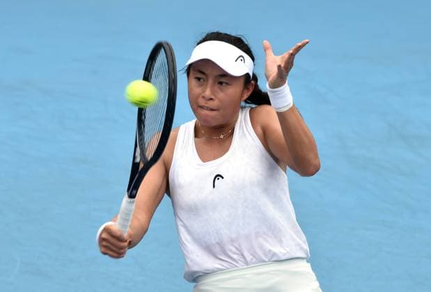 (241027) -- HONG KONG, Oct. 27, 2024 -- Carol Zhao hits a return the women s singles Qualifying match between and Carol Zhao of Canada and Gao Xinyu of China at WTA250 Hong Kong Tennis Open in Hong Kong, south China, Oct. 27, 2024. (Photo by Xinhua) (SP)CHINA-HONG KONG-TENNIS WTA, Tennis Damen 250-WOMEN S SINGLES(CN) LoxPingxFai 