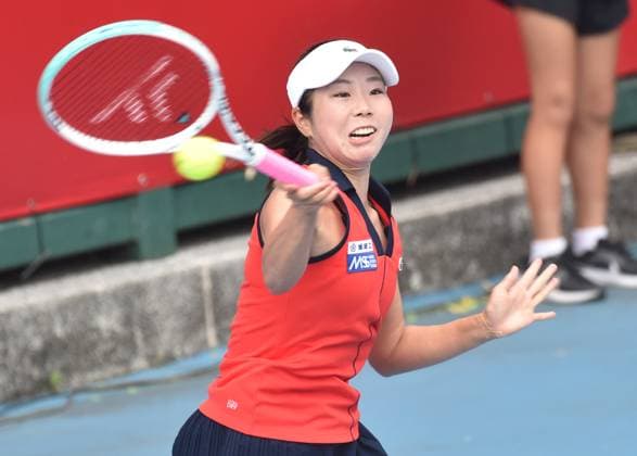 (241027) -- HONG KONG, Oct. 27, 2024 -- Yamaguchi Mei of Japan hits a return during the women s singles qualifying match against Lu Jiajing of China at WTA250 Hong Kong Tennis Open in Hong Kong, south China, Oct. 27, 2024. (Photo by Xinhua) (SP)CHINA-HONG KONG-TENNIS WTA, Tennis Damen 250-WOMEN S SINGLES(CN) LoxPingxFai 