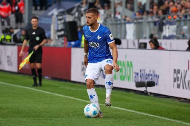 2024 10 28 xJFAx 2 Bundesliga SV Darmstadt 98 SSV Ulm 1846 v l , Fabian Nürnberger SV Darmstadt 98 on the ball, cropped image, single image, full body, action, game scene DFL DFB REGULATIONS PROHIBIT ANY USE OF PHOTOGRAPHS as IMAGE SEQUENCES and or QUASI VIDEO Copyright: JoaquimxFerreira