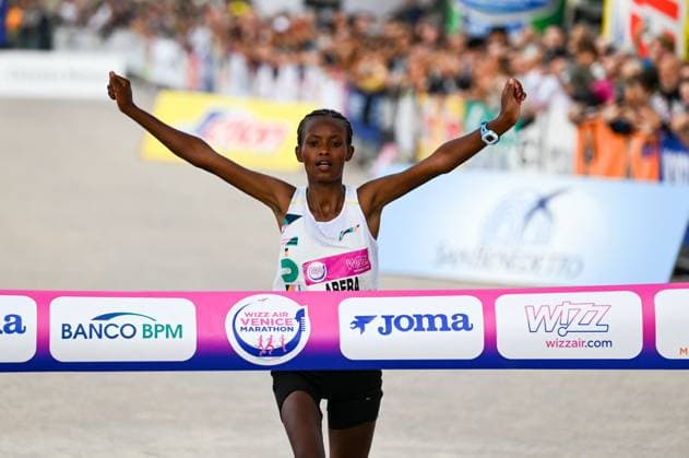 Sport Themen der Woche KW43 ATLETICA - Maratona - 38^ Wizz Air Venicemarathon Abera Birtukan wins the 38th Wizz Air Venicemarathon Woman during 38^ Wizz Air Venicemarathon, Marathon race in Venice, Italy, October 27 2024 Venice Italy  Copyright: xIPAxSport ABACAx