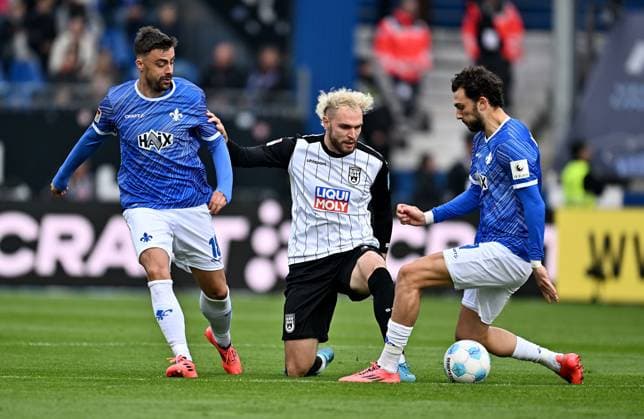 27 10 2024, xfux, Fußball 2 Bundesliga, SV Darmstadt 98 SSV Ulm 1846, emspor, v l Philipp Förster Foerster SV Darmstadt 98 , Philipp Strompf SSV Ulm 1846 , Fraser Hornby SV Darmstadt 98 DFL DFB REGULATIONS PROHIBIT ANY USE OF PHOTOGRAPHS as IMAGE SEQUENCES and or QUASI VIDEO Darmstadt