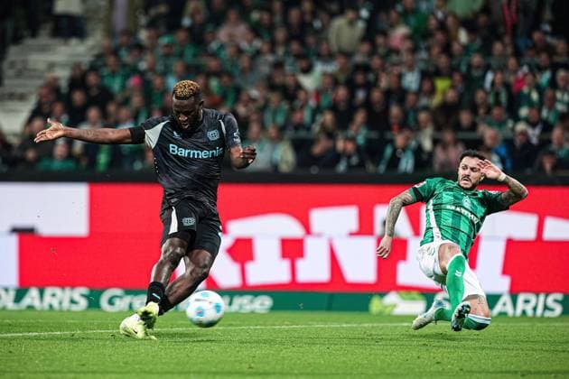Goal shot goal chance Victor Boniface Bayern 04 Leverkusen, 22 , Leonardo Bittencourt SV Werder Bremen, 10 GER, SV Werder Bremen vs Bayer 04 Leverkusen, Football, Bundesliga, Matchday 8, Matchday 2024 25, 26 10 2024 DFL REGULATES PROHIBIT ANY USE OF PHOTOGRAPHS AS IMAGE SEQUENCES AND OR QUASI VIDEO GER, SV Werder Bremen vs Bayer 04 Leverkusen, Football, Bundesliga, Matchday 8, Season 2024 25, 26 10 2024 Bremen Copyright: xEibner-Pressefoto MarcelxvonxFehrnx EP_MFN