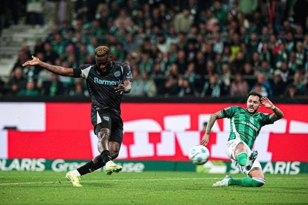 Goal shot goal chance Victor Boniface Bayern 04 Leverkusen, 22 , Leonardo Bittencourt SV Werder Bremen, 10 GER, SV Werder Bremen vs Bayer 04 Leverkusen, Football, Bundesliga, Matchday 8, Matchday 2024 25, 26 10 2024 DFL REGULATES PROHIBIT ANY USE OF PHOTOGRAPHS AS IMAGE SEQUENCES AND OR QUASI VIDEO GER, SV Werder Bremen vs Bayer 04 Leverkusen, Football, Bundesliga, Matchday 8, Season 2024 25, 26 10 2024 Bremen Copyright: xEibner-Pressefoto MarcelxvonxFehrnx EP_MFN