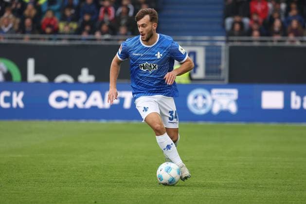 2024 10 28 xJFAx 2 Bundesliga SV Darmstadt 98 SSV Ulm 1846 v l , Kilian Julian Corredor SV Darmstadt 98 on the ball, cropped image, single image, full body, action, action scene DFL DFB REGULATIONS PROHIBIT ANY USE OF PHOTOGRAPHS as IMAGE SEQUENCES and or QUASI VIDEO Copyright: JoaquimxFerreira