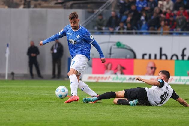 2024 10 28 xJFAx 2 Bundesliga SV Darmstadt 98 SSV Ulm 1846 v l , Philipp Förster SV Darmstadt 98 , Romario Rösch SSV Ulm 1846 , Zweikampf, Action, Aktion, Battles for the Ball DFL DFB REGULATIONS PROHIBIT ANY USE OF PHOTOGRAPHS as IMAGE SEQUENCES and or QUASI VIDEO Copyright: JoaquimxFerreira