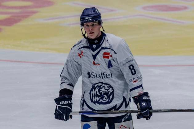 PENNY DEL: Löwen Frankfurt - Straubing Tigers, 25.10.2024 Josh Samanski (Straubing Tigers 8), Freisteller, Portrait Porträt, Löwen Frankfurt - Straubing Tigers, Frankfurt, NIX Eissporthalle, 25.10.2024 *** PENNY DEL Löwen Frankfurt Straubing Tigers, 25 10 2024 Josh Samanski Straubing Tigers 8 , Crop, Portrait Portrait, Löwen Frankfurt Straubing Tigers, Frankfurt, NIX Eissporthalle, 25 10 2024 Copyright: xBEAUTIFULxSPORTS Gawlikx