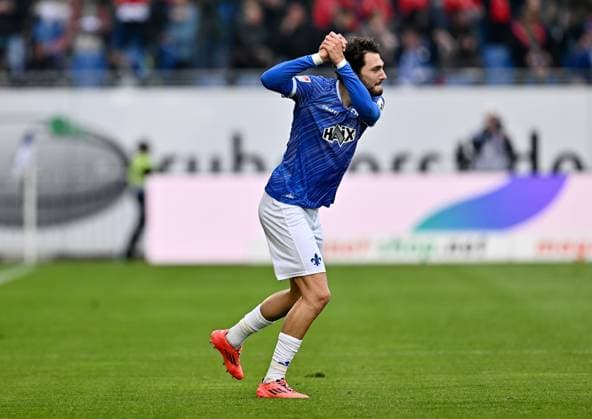 27 10 2024, xfux, Fussball 2 Bundesliga, SV Darmstadt 98 SSV Ulm 1846, emspor, v l Torschuetze Torschütze Fraser Hornby SV Darmstadt 98 Torjubel, Jubel, Goal celebration, celebrate the goal zum 1 0 jubelnd bejubeln jubeln jubel Golfabschlag golf spielen DFL DFB REGULATIONS PROHIBIT ANY USE OF PHOTOGRAPHS as IMAGE SEQUENCES and or QUASI VIDEO Darmstadt
