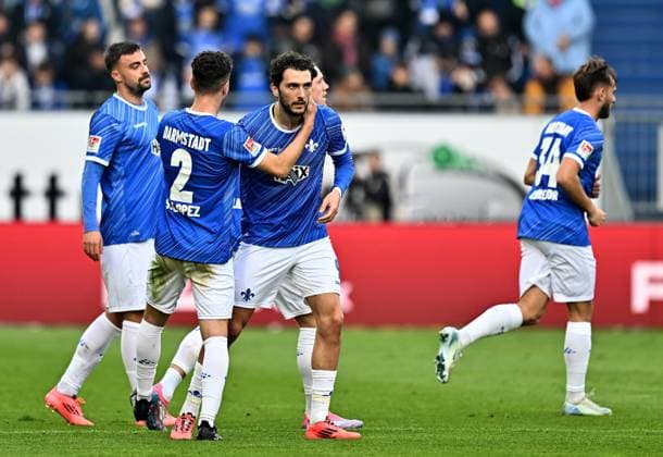 27 10 2024, xfux, Fußball 2 Bundesliga, SV Darmstadt 98 SSV Ulm 1846, emspor, v l Philipp Förster Foerster SV Darmstadt 98 , Sergio Lopez Lopez SV Darmstadt 98 , Torschuetze Torschütze Fraser Hornby SV Darmstadt 98 Torjubel, Jubel, Goal celebration, celebrate the goal zum 1 0 jubelnd bejubelt jubeln jubel DFL DFB REGULATIONS PROHIBIT ANY USE OF PHOTOGRAPHS as IMAGE SEQUENCES and or QUASI VIDEO Darmstadt