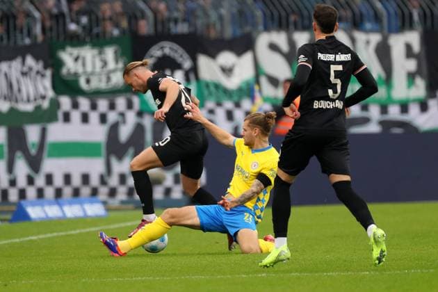 Braunschweig vs Münster, 2 BL Braunschweig, 27 10 2024, FOOTBALL Eintracht Braunschweig vs SC Preußen Münster, 2 BL, Season 2024 25 Jorrit Hendrix Münster , Kevin Ehlers Eintracht Braunschweig Braunschweig