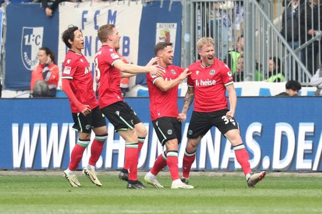27 10 2024, xgox, Fußball 2 Bundesliga, 1 FC Magdeburg Hannover 96 emspor, v l Jubel, Torjubel, jubelt ueber das Tor, celebrate the goal, celebration zum 0 1 durch Andreas Voglsammer Hannover, 32 DFL DFB REGULATIONS PROHIBIT ANY USE OF PHOTOGRAPHS as IMAGE SEQUENCES and or QUASI VIDEO Magdeburg