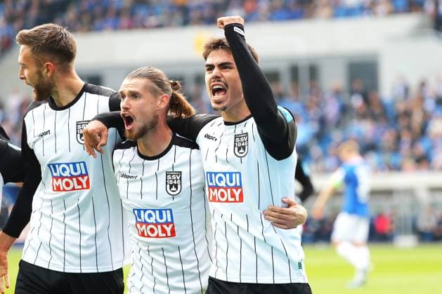 27 10 2024, xtvx, Fußball 2 Bundesliga, SV Darmstadt 98 SSV Ulm 1846 emspor, v l Goal scored, Tor zum 1 1 Aaron Keller SSV Ulm 1846 Torjubel, Goal celebration, celebrate the goal, celebrates scoring Dennis Chessa SSV Ulm 1846 Aaron Keller SSV Ulm 1846 DFL DFB REGULATIONS PROHIBIT ANY USE OF PHOTOGRAPHS as IMAGE SEQUENCES and or QUASI VIDEO Darmstadt