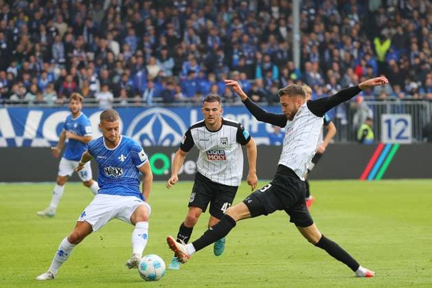 27 10 2024, xtvx, Fußball 2 Bundesliga, SV Darmstadt 98 SSV Ulm 1846 emspor, v l Zweikampf, Duell, duel, tackle, compete Fabian Nuernberger SV Darmstadt 98 Julian Kudala SSV Ulm 1846 DFL DFB REGULATIONS PROHIBIT ANY USE OF PHOTOGRAPHS as IMAGE SEQUENCES and or QUASI VIDEO Darmstadt