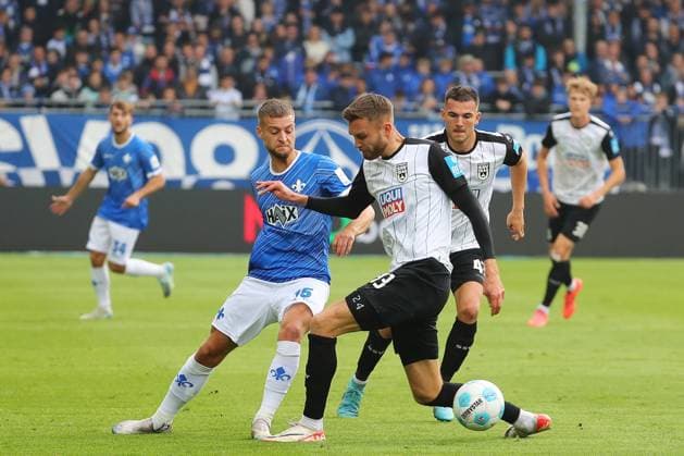 27 10 2024, xtvx, Fußball 2 Bundesliga, SV Darmstadt 98 SSV Ulm 1846 emspor, v l Zweikampf, Duell, duel, tackle, compete Fabian Nuernberger SV Darmstadt 98 Julian Kudala SSV Ulm 1846 DFL DFB REGULATIONS PROHIBIT ANY USE OF PHOTOGRAPHS as IMAGE SEQUENCES and or QUASI VIDEO Darmstadt