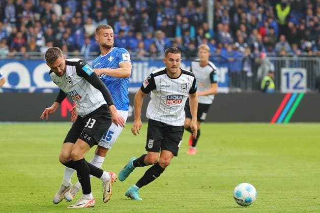 27 10 2024, xtvx, Fußball 2 Bundesliga, SV Darmstadt 98 SSV Ulm 1846 emspor, v l Zweikampf, Duell, duel, tackle, compete Fabian Nuernberger SV Darmstadt 98 Julian Kudala SSV Ulm 1846 DFL DFB REGULATIONS PROHIBIT ANY USE OF PHOTOGRAPHS as IMAGE SEQUENCES and or QUASI VIDEO Darmstadt