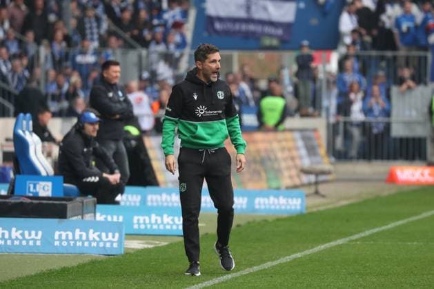 27 10 2024, xgox, Fußball 2 Bundesliga, 1 FC Magdeburg Hannover 96 emspor, v l Stefan Leitl Hannover, Trainer gibt Anweisungen, gestikuliert mit den Armen, gesticulate, gives instructions DFL DFB REGULATIONS PROHIBIT ANY USE OF PHOTOGRAPHS as IMAGE SEQUENCES and or QUASI VIDEO Magdeburg
