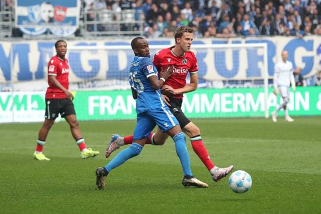 27 10 2024, xgox, Fußball 2 Bundesliga, 1 FC Magdeburg Hannover 96 emspor, v l Silas Gnaka Magdeburg, 25 , Fabian Kunze Hannover, 6 Zweikampf, Duell, Kampf, tackle DFL DFB REGULATIONS PROHIBIT ANY USE OF PHOTOGRAPHS as IMAGE SEQUENCES and or QUASI VIDEO Magdeburg