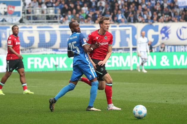 27 10 2024, xgox, Fußball 2 Bundesliga, 1 FC Magdeburg Hannover 96 emspor, v l Silas Gnaka Magdeburg, 25 , Fabian Kunze Hannover, 6 Zweikampf, Duell, Kampf, tackle DFL DFB REGULATIONS PROHIBIT ANY USE OF PHOTOGRAPHS as IMAGE SEQUENCES and or QUASI VIDEO Magdeburg