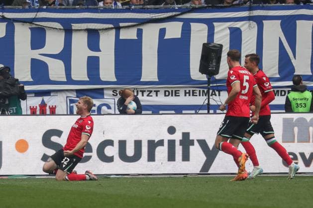 27 10 2024, xgox, Fußball 2 Bundesliga, 1 FC Magdeburg Hannover 96 emspor, v l Andreas Voglsammer Hannover, 32 Jubel, Torjubel, jubelt ueber das Tor, celebrate the goal, celebration DFL DFB REGULATIONS PROHIBIT ANY USE OF PHOTOGRAPHS as IMAGE SEQUENCES and or QUASI VIDEO Magdeburg